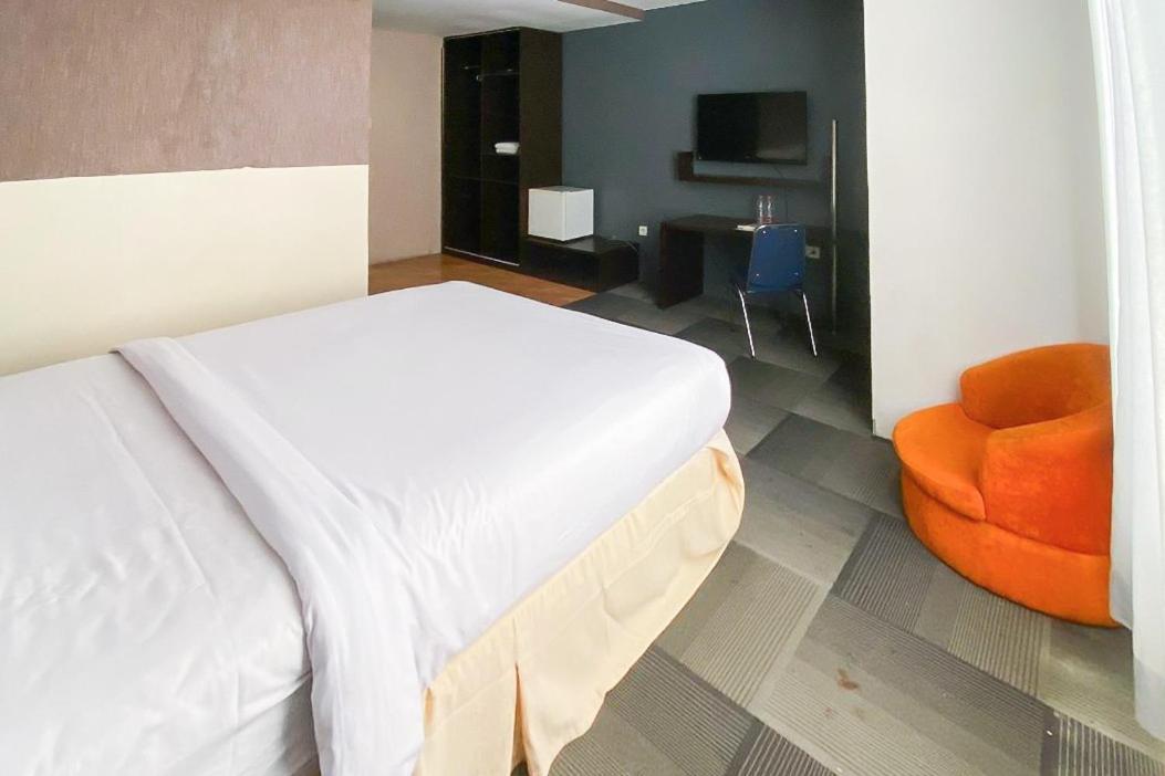 Urbanview Hotel Asyra Makassar Exterior photo